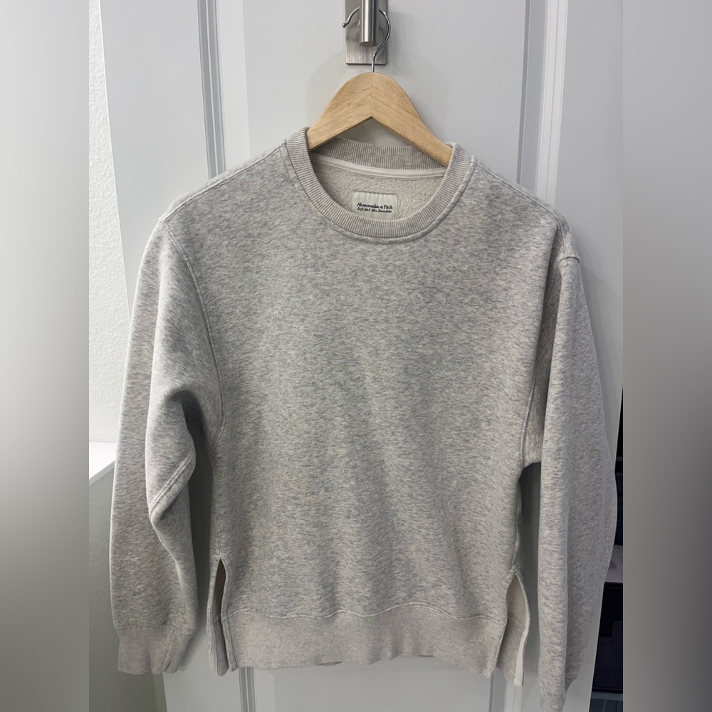 Abercrombie & Fitch Light Gray Crewneck Sweater